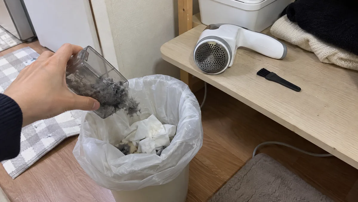 쓰고 나면 먼지통을 비우고 브러시로 정리해두면 다음에 쓰기 편해요