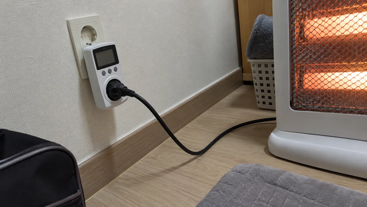 벽 콘센트에 측정기를 먼저 꽂고, 그 위에 난방기 플러그를 꽂아요