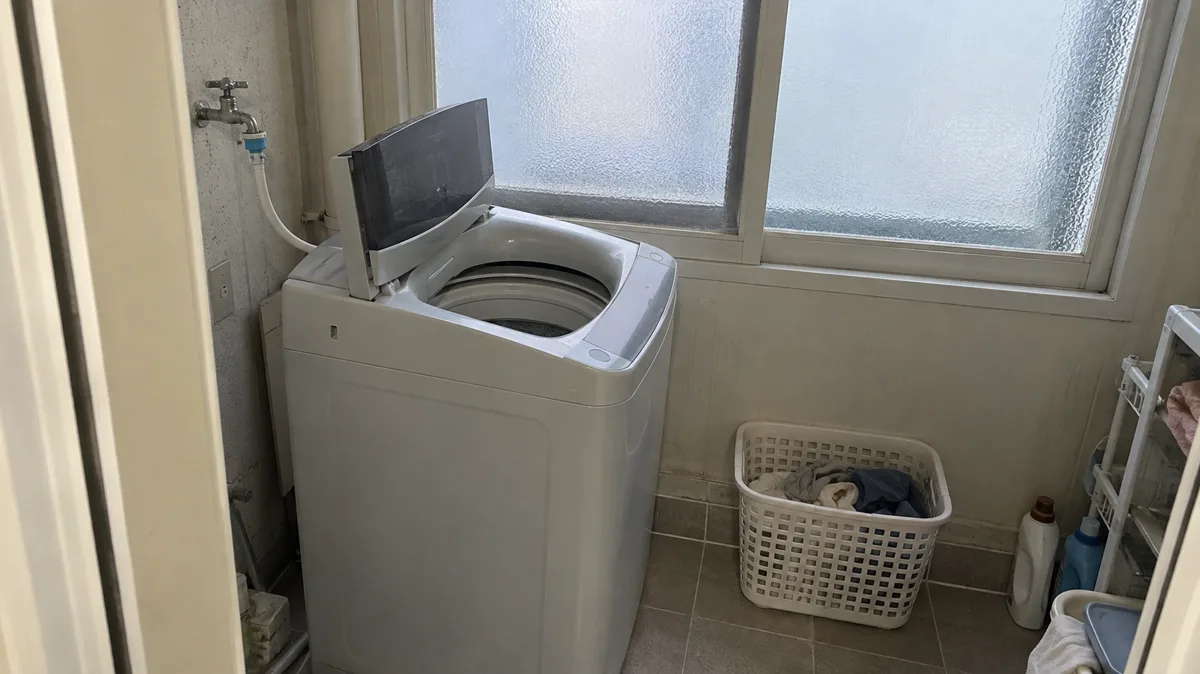 베란다 세탁기 급수 호스와 벽 수도꼭지는 한파 때 가장 먼저 얼 수 있는 자리예요