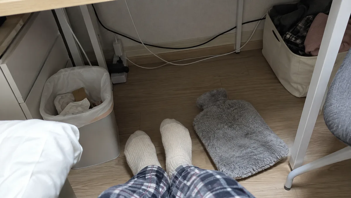 책상 밑에 두면 발끝이 닿는 자리만 은은하게 따뜻해져요