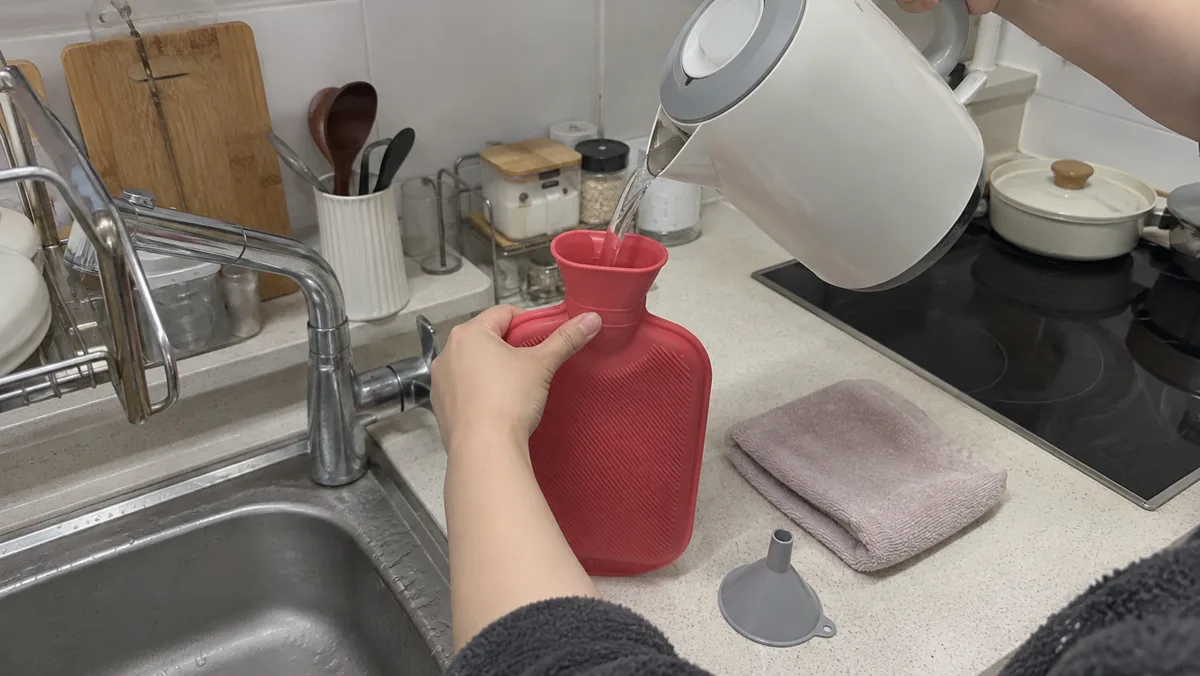 물은 용량의 2/3 정도만, 끓는 물은 피하고 천천히 부어주세요