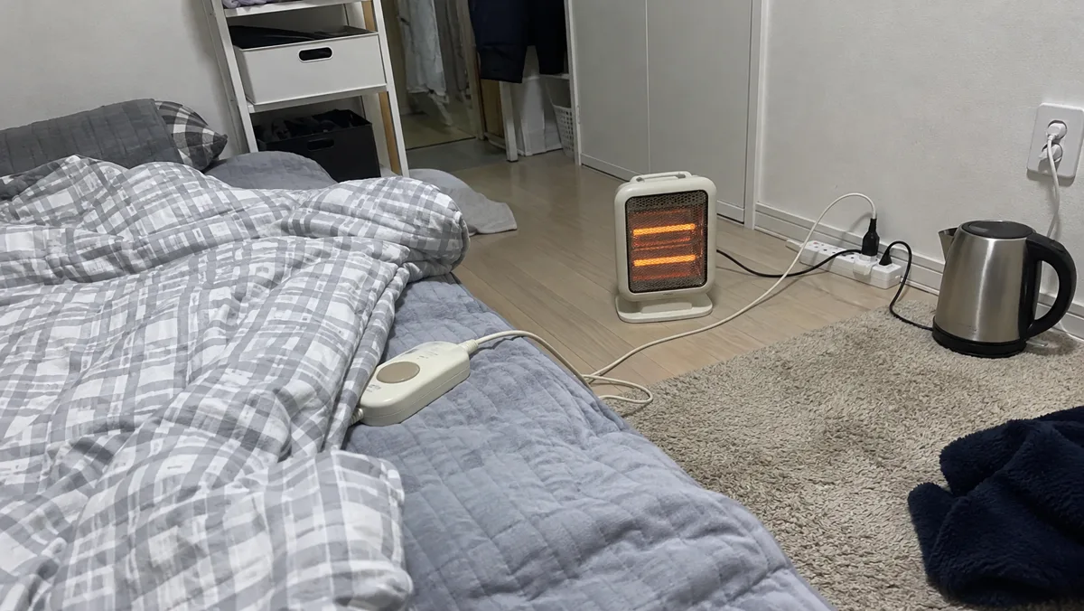 겨울 원룸에서는 전기요, 히터, 포트가 한 구역에 몰려서 멀티탭에 부담이 커져요
