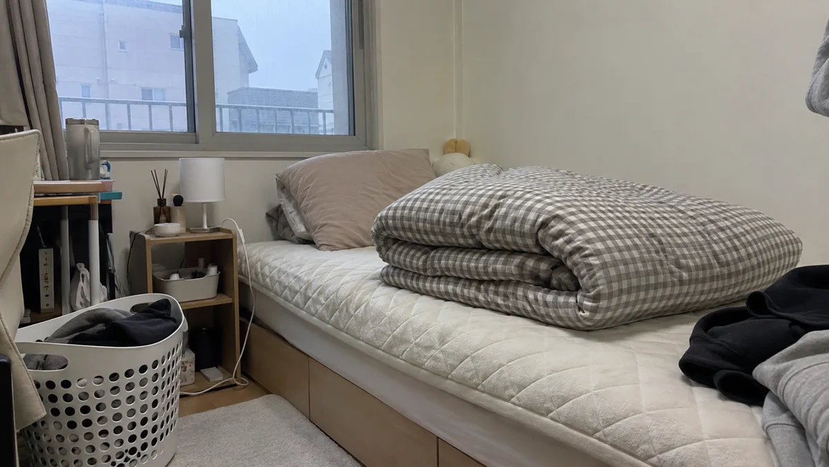 겨울 자취방 침대에는 두툼한 극세사 이불 하나로 새벽 한기를 막아요