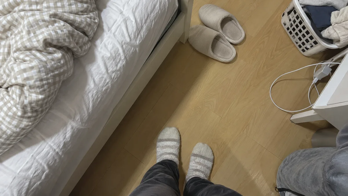 맨발로 바닥을 밟으면 발이 먼저 시려서 방이 더 춥게 느껴져요
