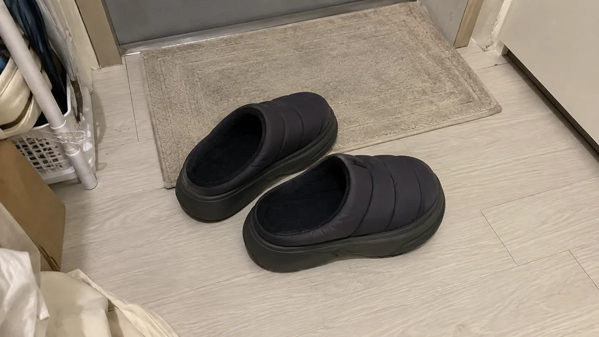 밑창이 두툼하고 미끄럼 방지가 있어야 바닥 냉기와 낙상을 같이 막아요