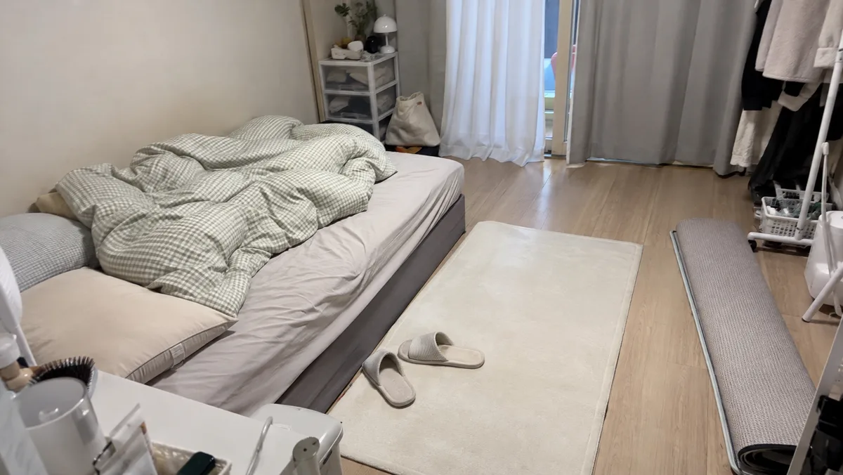 침대 옆에 러그나 폼 매트를 깔면 아침에 내딛는 첫 발이 덜 시려요
