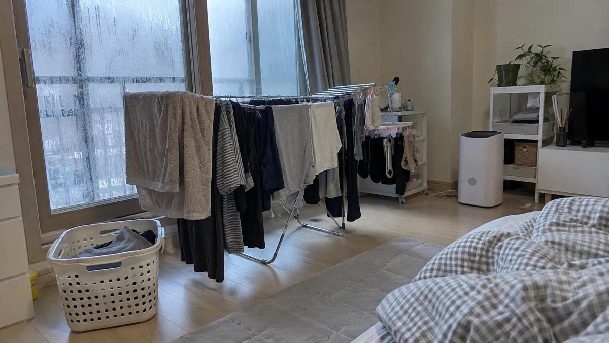 겨울 자취방 빨래는 창가에 널어도 습기가 차서 쉽게 마르지 않아요