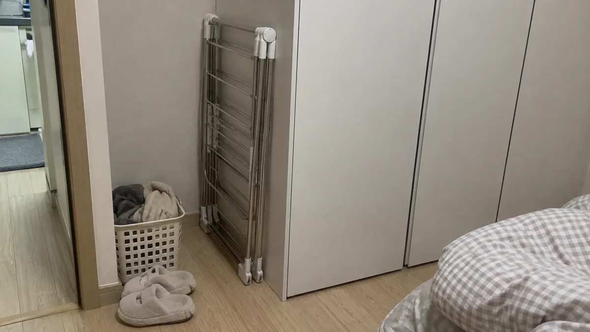 다 쓴 건조대는 접어서 벽과 옷장 사이에 세워두면 방이 훨씬 넓어 보여요