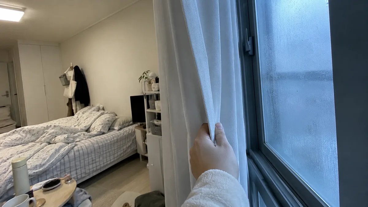 유리는 겨울에 차가워서 창가에 앉으면 냉기가 그대로 느껴져요