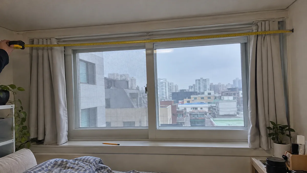 창문보다 양옆으로 넉넉하게 재야 빈틈 없이 덮여요
