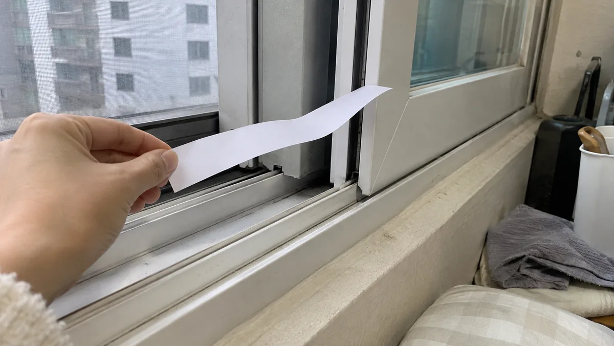 얇은 종이를 창틀에 대보면 바람이 새는 자리가 바로 보여요